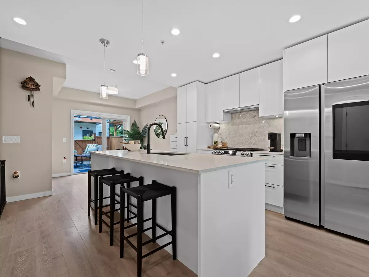 North Vancouver, BC V7L 1E1,565 E 2nd ST #161