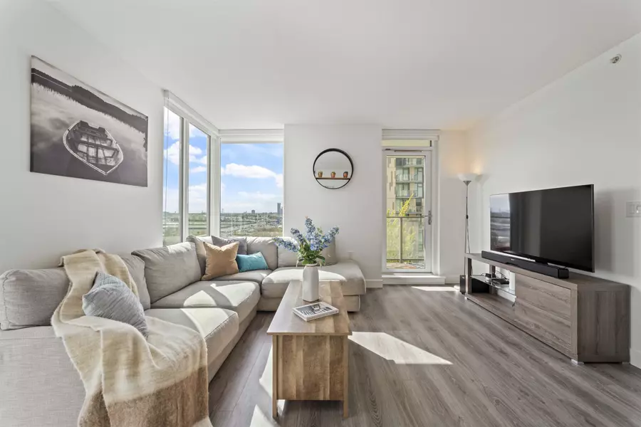 8181 Chester ST #807, Vancouver, BC V5X 0J9