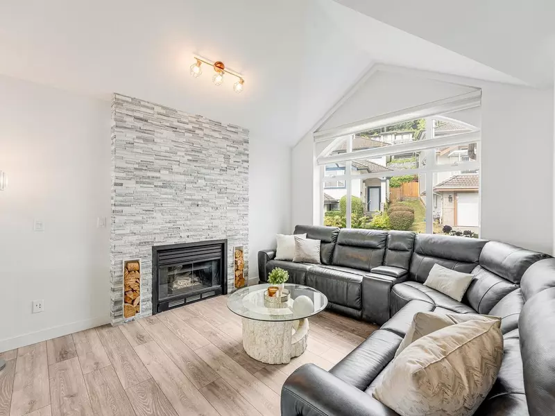 1668 Plateau CRES, Coquitlam, BC V3E 3B3