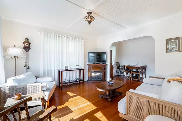 New Westminster, BC V3L 3G4,349-351 Cumberland ST