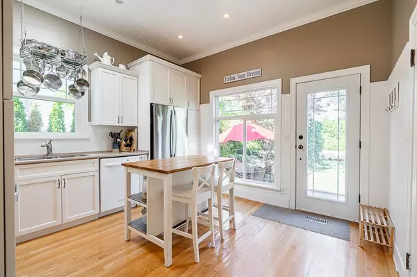 New Westminster, BC V3L 3G4,349-351 Cumberland ST