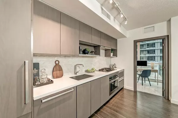 Vancouver, BC V6B 0P4,68 Smithe ST #608