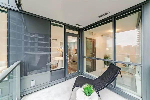 Vancouver, BC V6B 0P4,68 Smithe ST #608