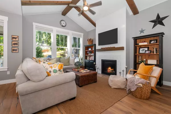 Lindell Beach, BC V2R 0Z4,43390 Creekside CIR