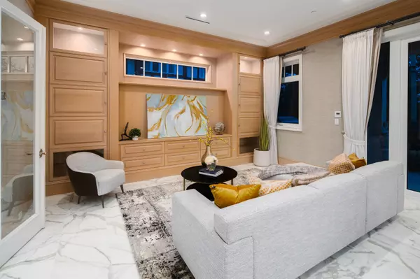 5755 Angus DR Vancouver, BC V6M 3N7