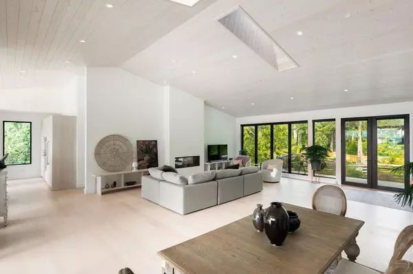 Bowen Island, BC V0N 1G2,1620 Evergreen LN