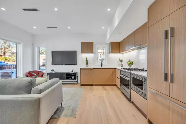 Vancouver, BC V6P 1H5,1008 W 52nd AVE