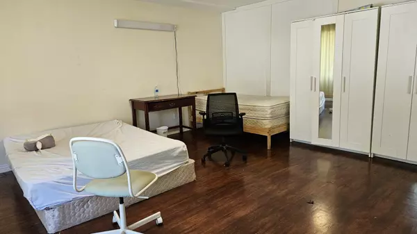 Vancouver, BC V5X 2E1,156 W 62nd AVE