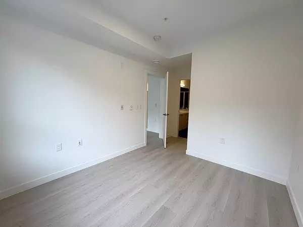 Port Moody, BC V3H 0N4,2002 St George ST #417