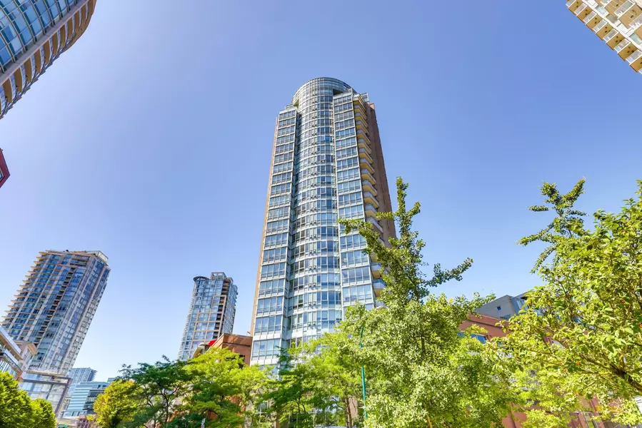 63 Keefer PL #TH6, Vancouver, BC V6B 6N6