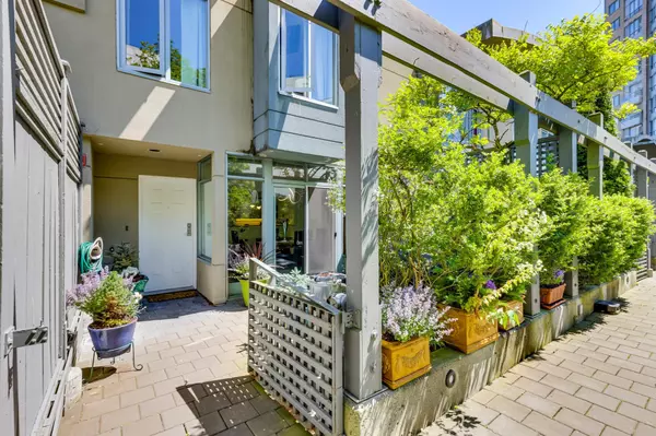 Vancouver, BC V6B 6N6,63 Keefer PL #TH6