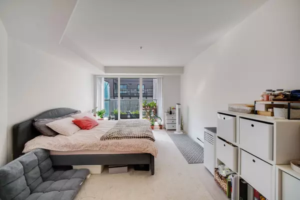 Vancouver, BC V5Z 1Z1,988 W 21st AVE #207