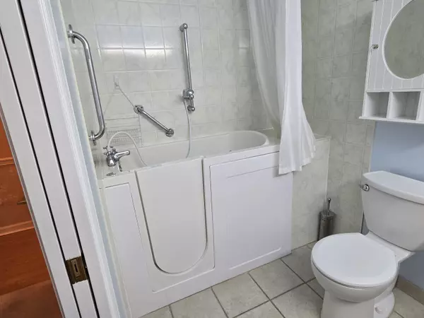Coquitlam, BC V3B 6X1,2963 Burlington DR #405