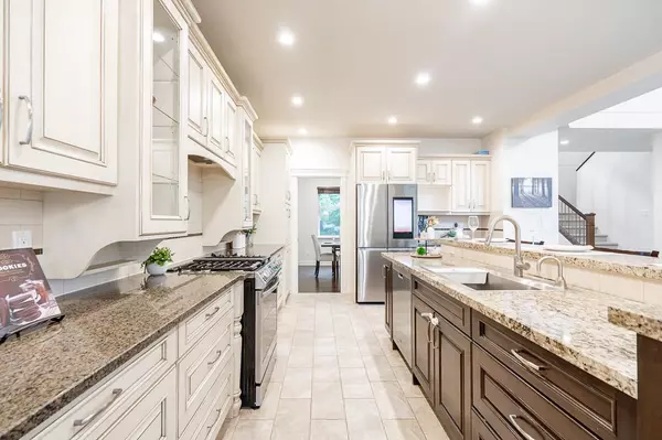 2072 128 ST Surrey, BC V4A 3V6