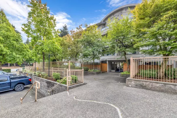 Surrey, BC V3W 0Y9,7475 138 ST #103