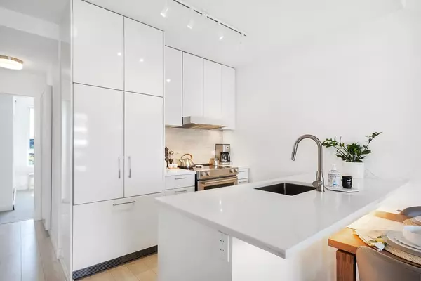 711 W 14th ST #410 North Vancouver, BC V7M 3E8