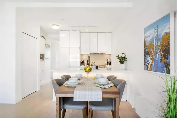 711 W 14th ST #410 North Vancouver, BC V7M 3E8