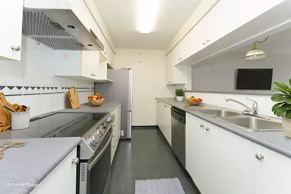 Coquitlam, BC V3B 7W2,1163 The High ST #PH5