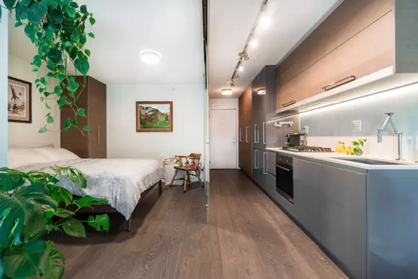 189 Keefer ST #902 Vancouver, BC V6A 0C8