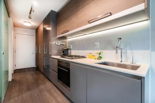 189 Keefer ST #902 Vancouver, BC V6A 0C8