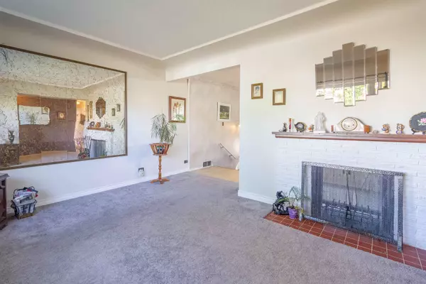 Burnaby, BC V5C 3C5,4342 Parker ST