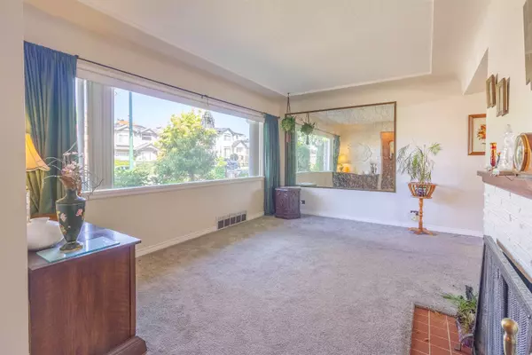 Burnaby, BC V5C 3C5,4342 Parker ST