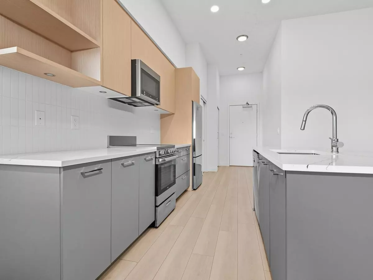 Surrey, BC V3T 0T5,10777 138 ST #617