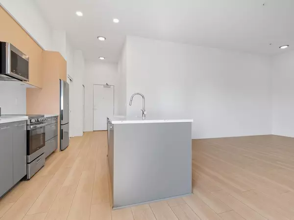 Surrey, BC V3T 0T5,10777 138 ST #617