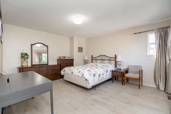 Surrey, BC V3R 7N8,9674 155a ST