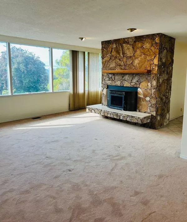 Surrey, BC V3V 4Z8,10360 125a ST