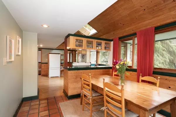 1261 Eagle's Nest RD Bowen Island, BC V0N 1G1