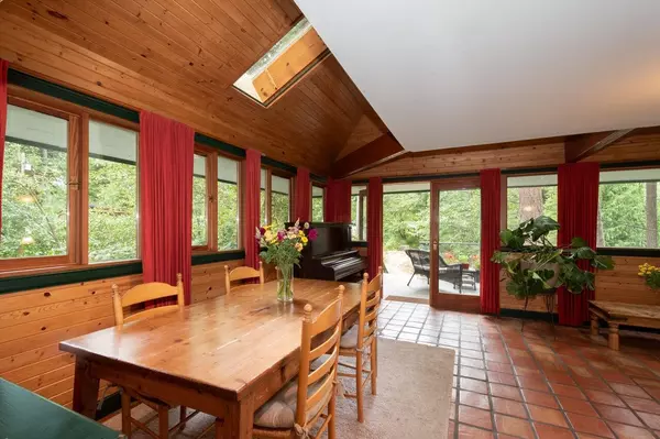 Bowen Island, BC V0N 1G1,1261 Eagle's Nest RD