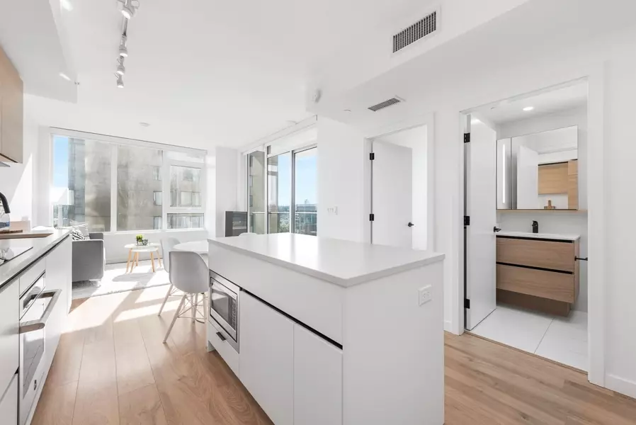 10448 University DR #1108, Surrey, BC V3T 0S7