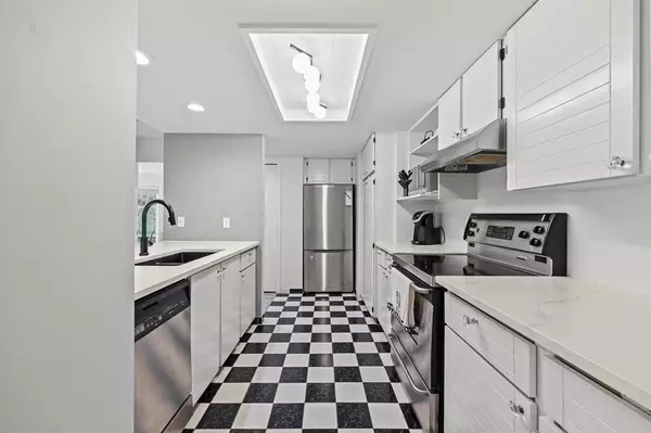 White Rock, BC V4B 1G2,15025 Victoria AVE #102