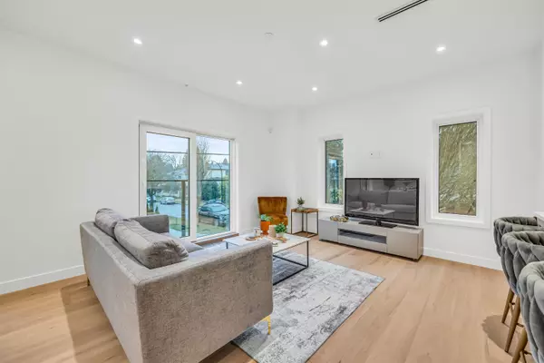 Vancouver, BC V6P 1H5,1012 W 52nd AVE