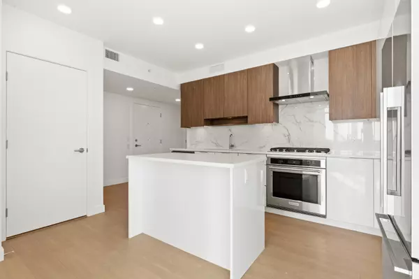 Burnaby, BC V3N 0J4,7683 Park CRES #404