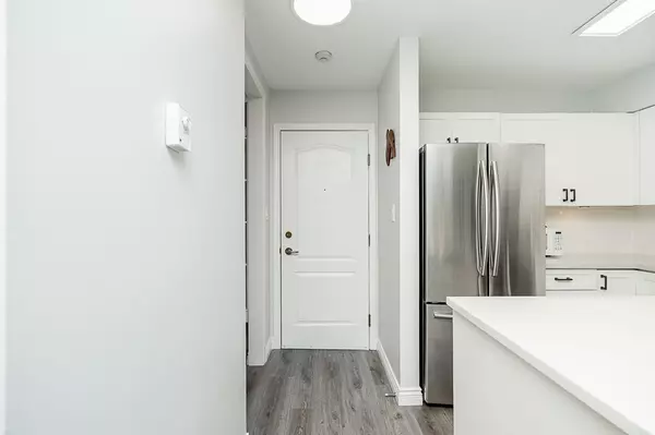 White Rock, BC V4B 2M9,15991 Thrift AVE #212