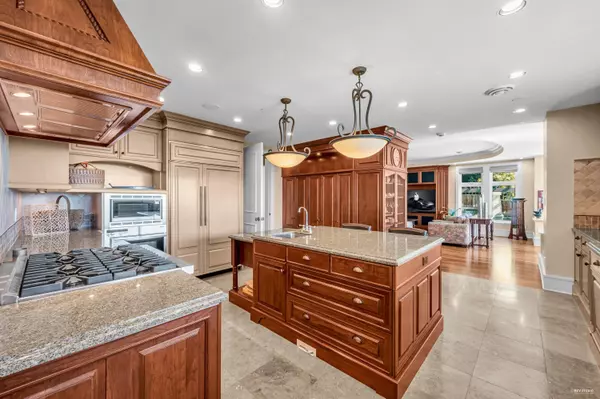 2495 Hudson CT West Vancouver, BC V7S 3J2