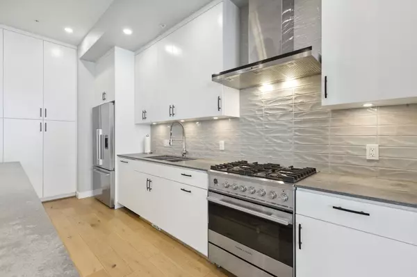 North Vancouver, BC V7R 4K3,4684 Capilano RD