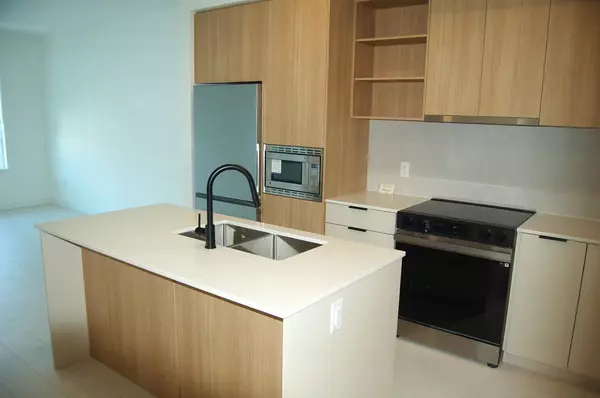 Surrey, BC V3V 0G9,13439 94a AVE #611