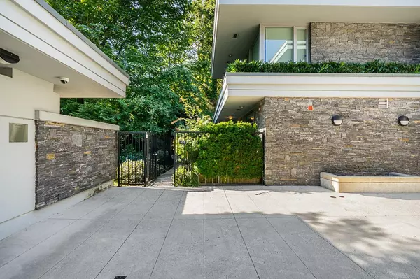 West Vancouver, BC V7T 1M3,988 Keith RD #101