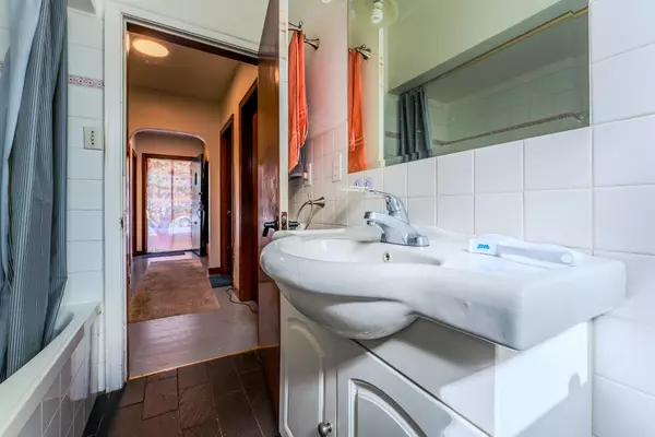 46220 Maple AVE Chilliwack, BC V2P 2J4