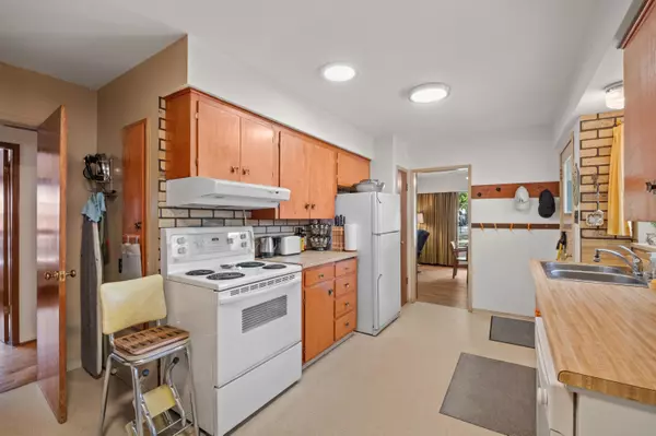 North Vancouver, BC V7H 1B6,2239 Windridge DR