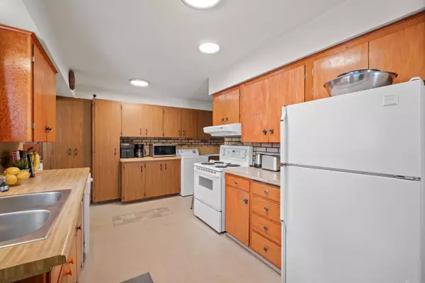 North Vancouver, BC V7H 1B6,2239 Windridge DR