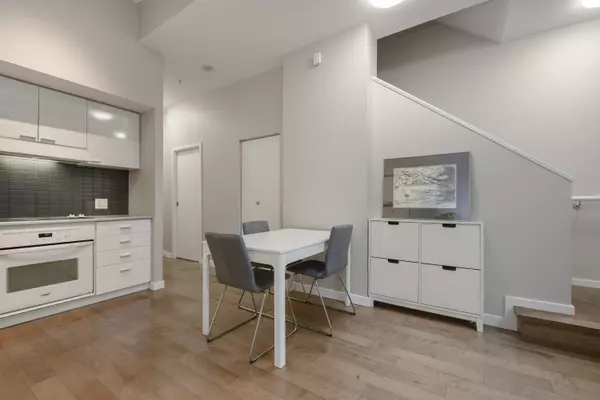 Vancouver, BC V6B 1X7,128 Dunsmuir ST