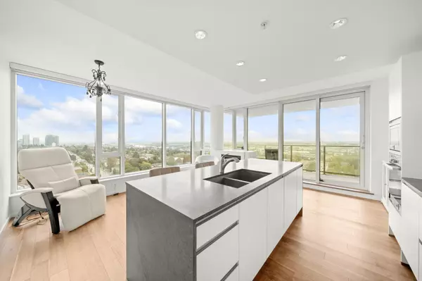 Vancouver, BC V6P 0C3,8555 Granville ST #1808