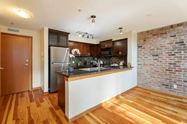 New Westminster, BC V3M 7B1,10 Renaissance SQ #201