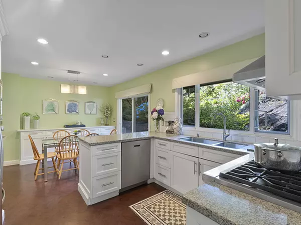 West Vancouver, BC V7S 1M4,475 Southborough DR