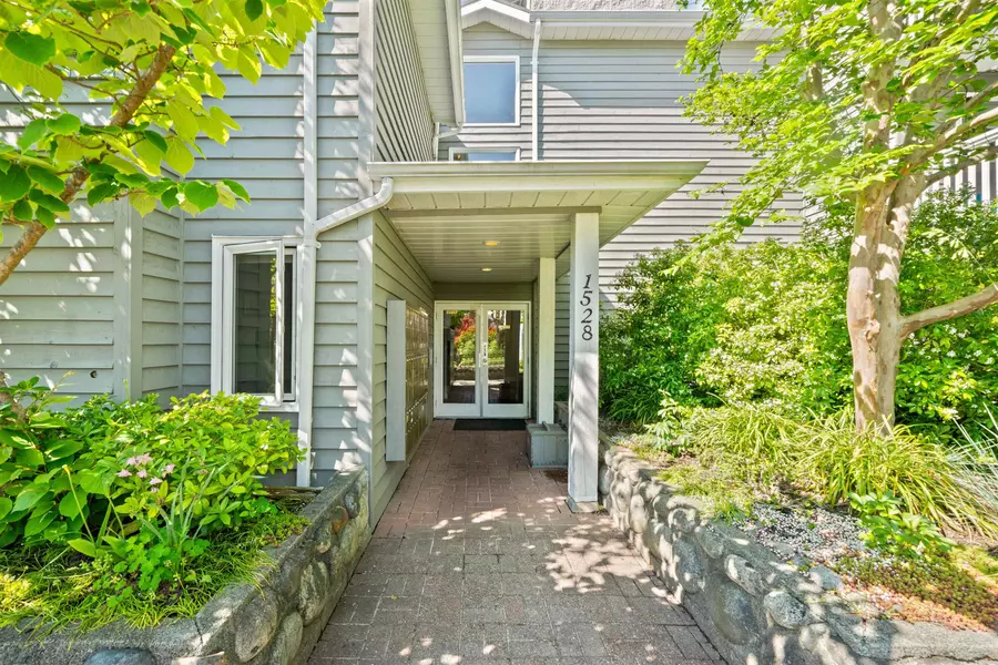 1528 Bowser AVE #204, North Vancouver, BC V7P 2Y3