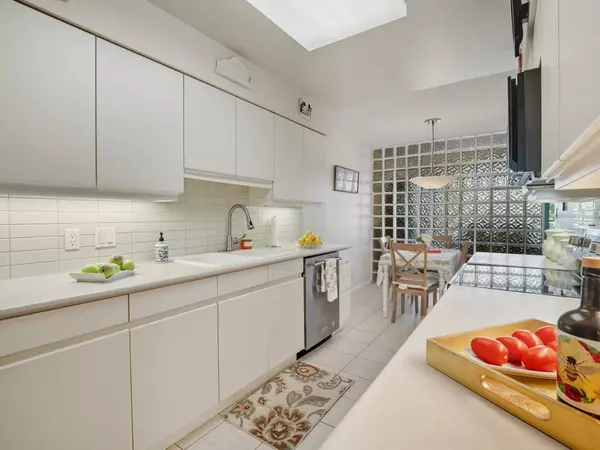 Vancouver, BC V5Z 4N5,518 W 14th AVE #412